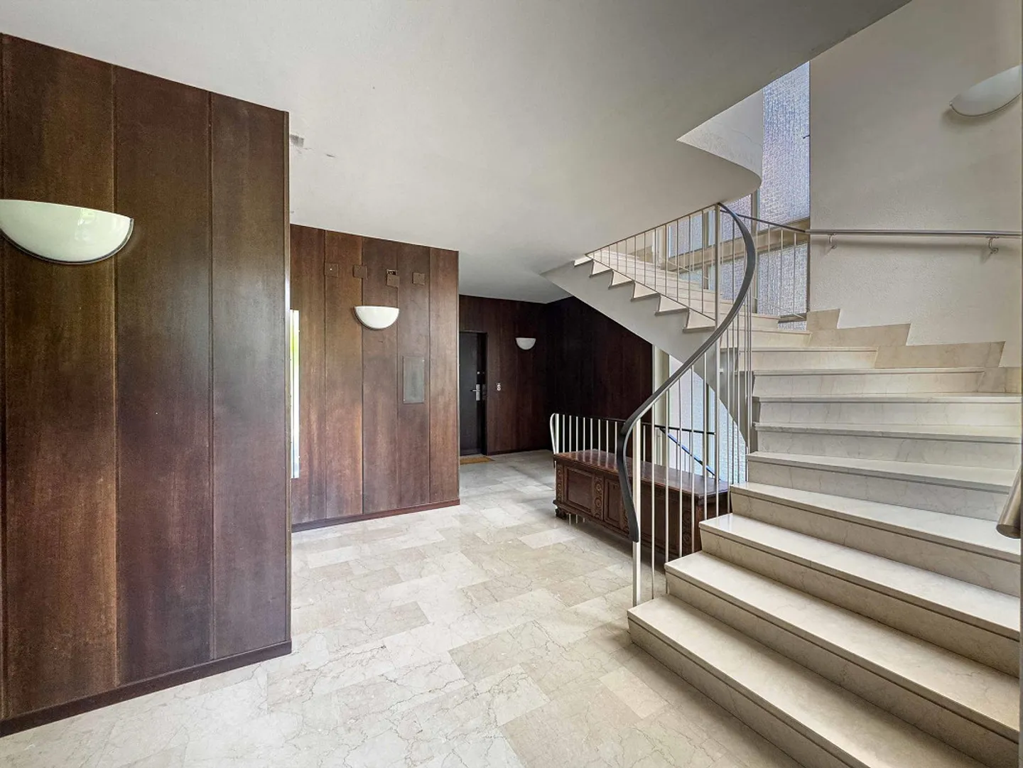Spacious 4.5-room apartment with lake view for renovation in Massagno - Photo 2 of 11