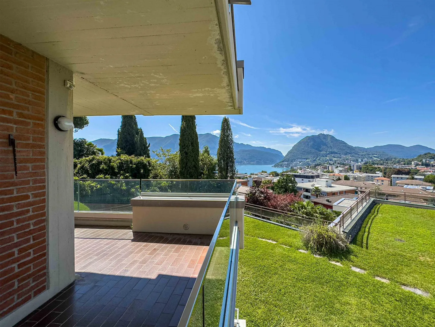 Spacious 4.5-room apartment with lake view for renovation in Massagno - Photo 8 of 11