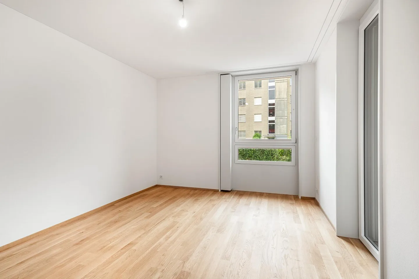 L'eleganza incontra la funzionalità: nuovo appartamento di 3,5 stanze a Bülach - Foto 3 di 8