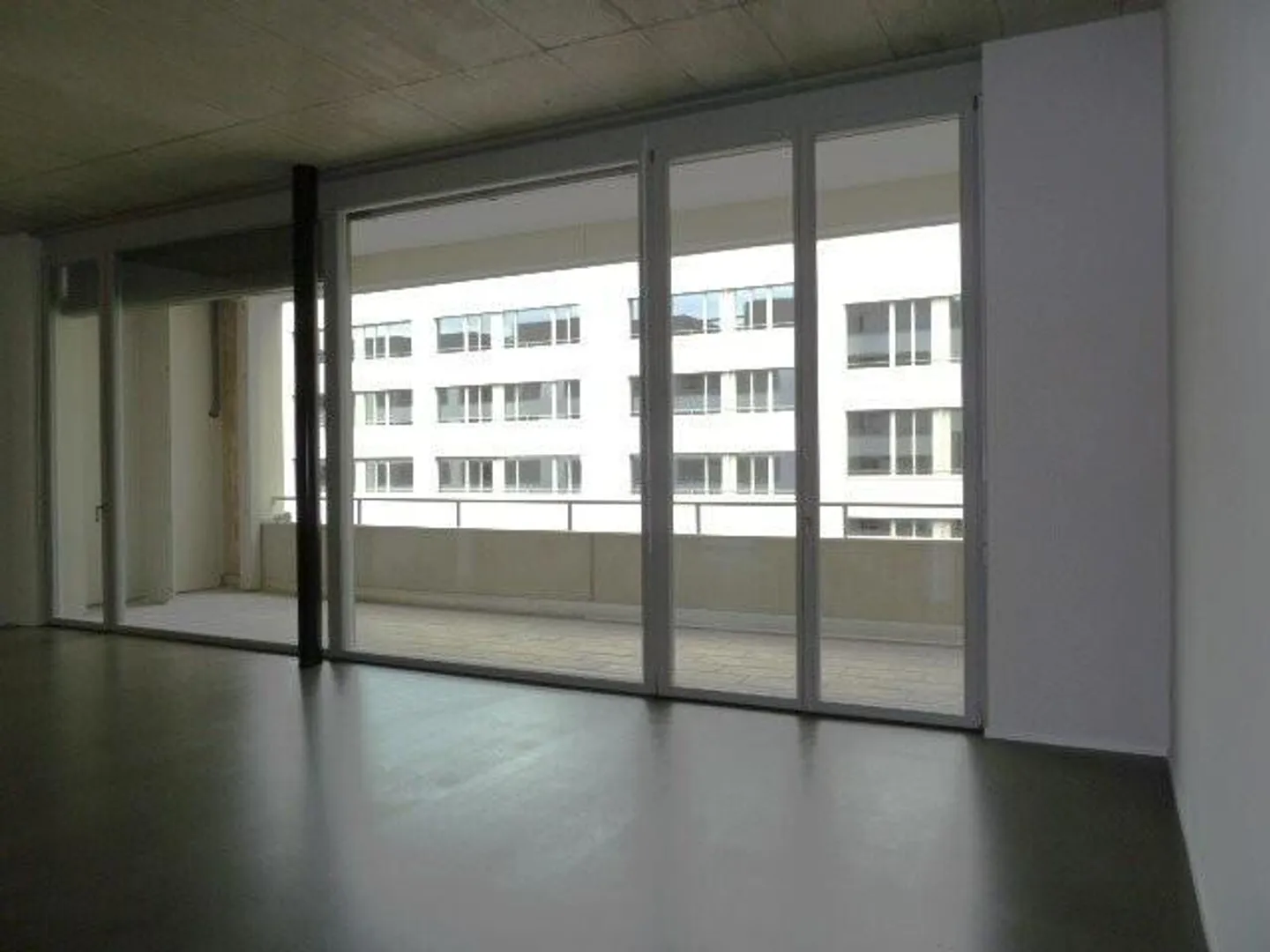 Elegant Apartment with Loggia - Photo 8 of 10
