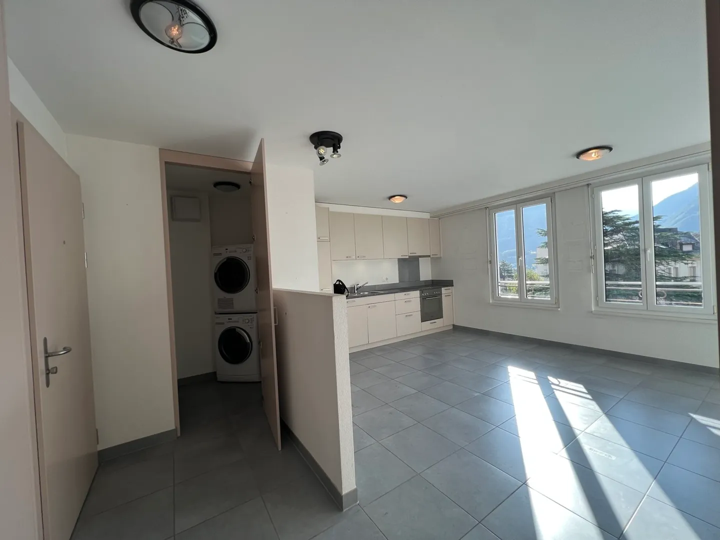 NICE 2.5-ROOM APARTMENT IN THE CENTER OF SIERRE - Photo 2 of 11