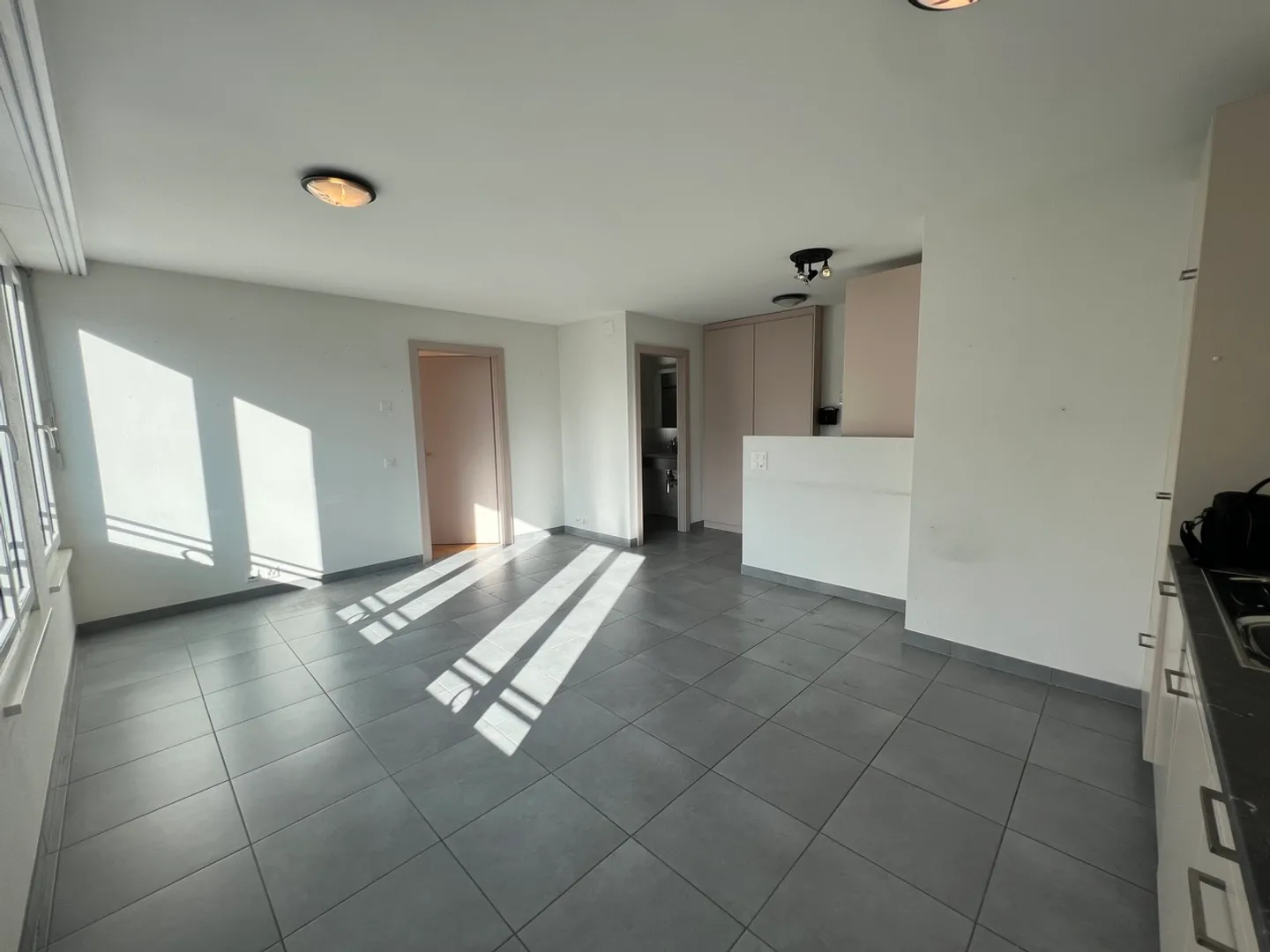 NICE 2.5-ROOM APARTMENT IN THE CENTER OF SIERRE - Photo 4 of 11