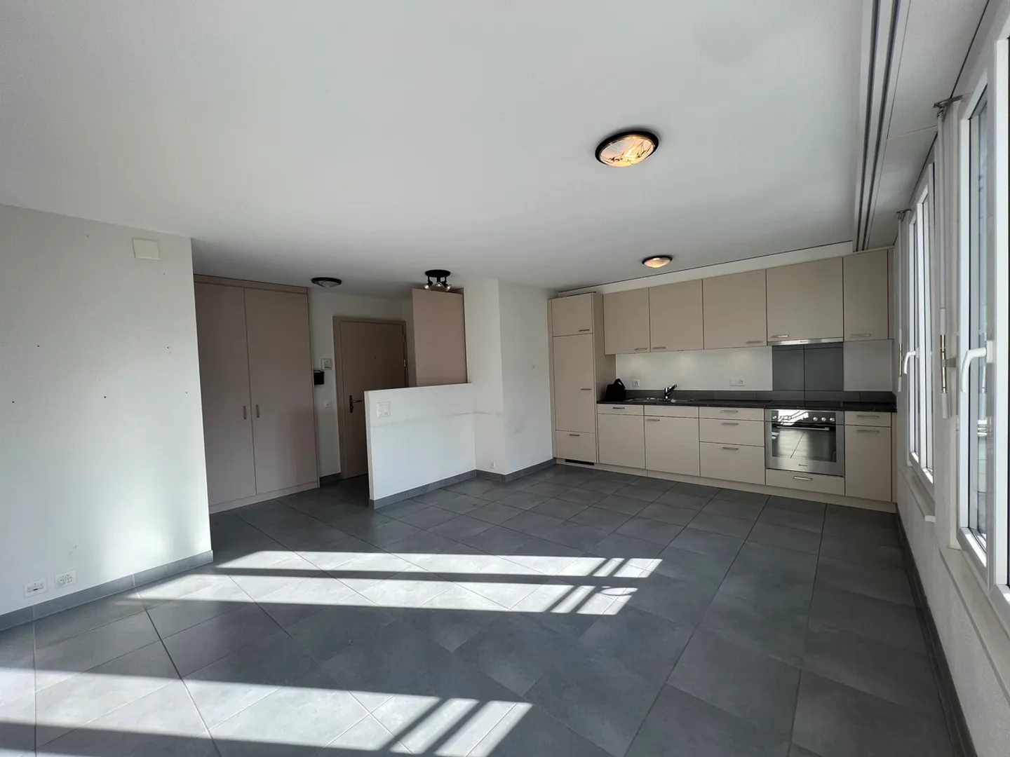 NICE 2.5-ROOM APARTMENT IN THE CENTER OF SIERRE - Photo 5 of 11