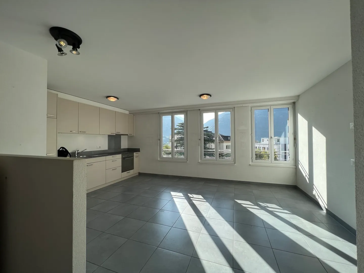 NICE 2.5-ROOM APARTMENT IN THE CENTER OF SIERRE - Photo 6 of 11
