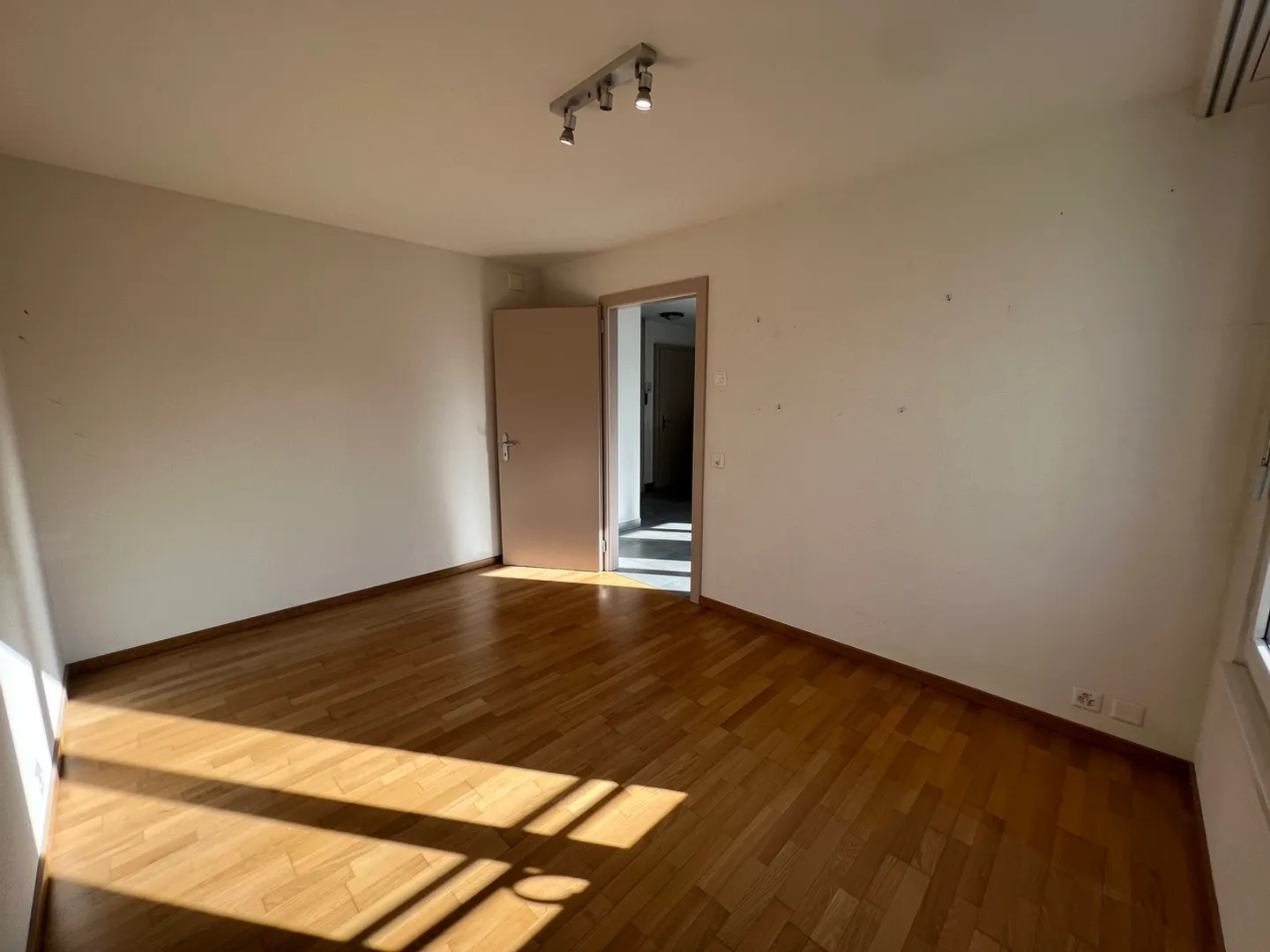 NICE 2.5-ROOM APARTMENT IN THE CENTER OF SIERRE - Photo 8 of 11
