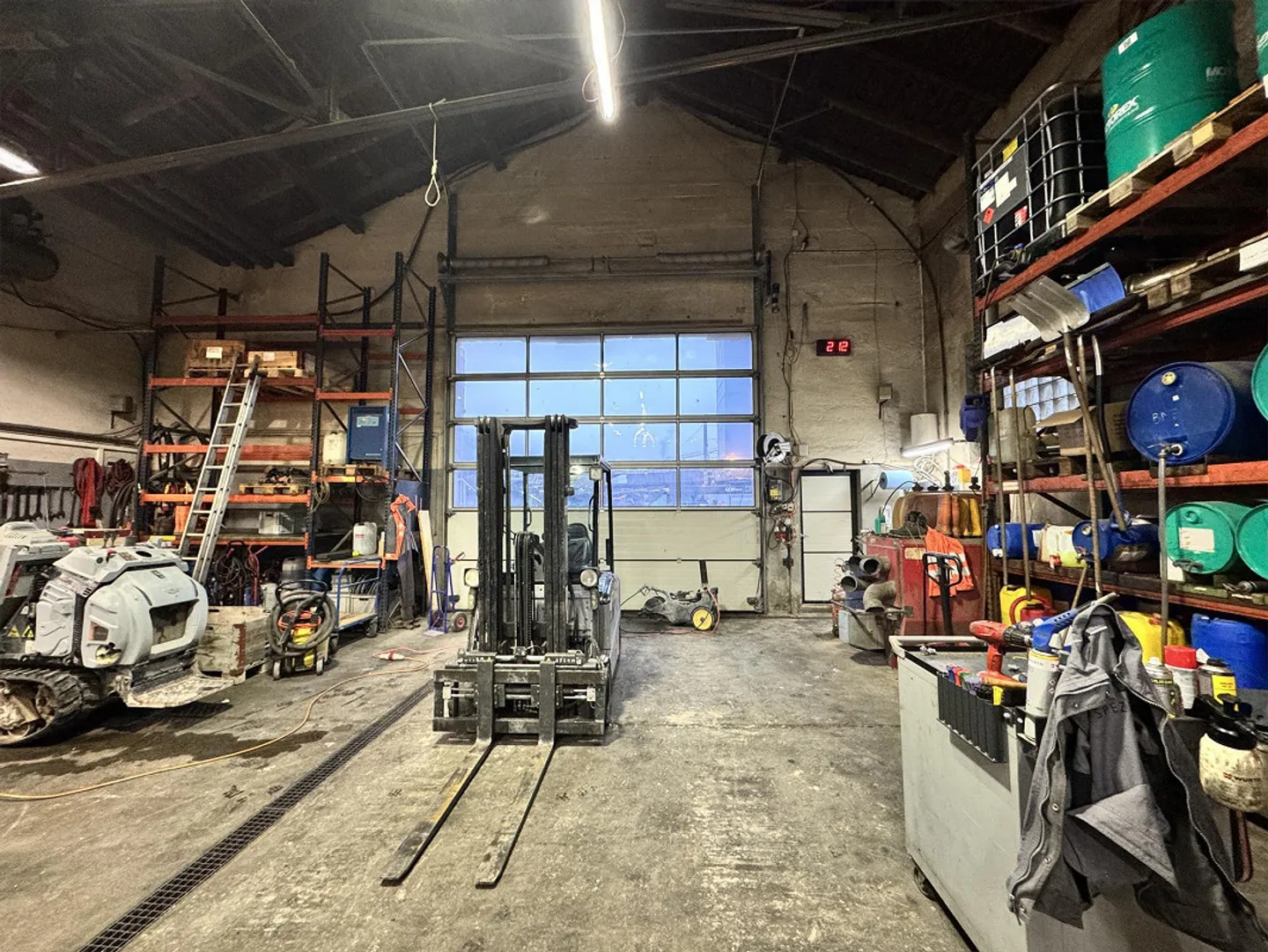 Hall de stockage pratique au rez-de-chaussée - Accès direct - Photo 1 sur 4