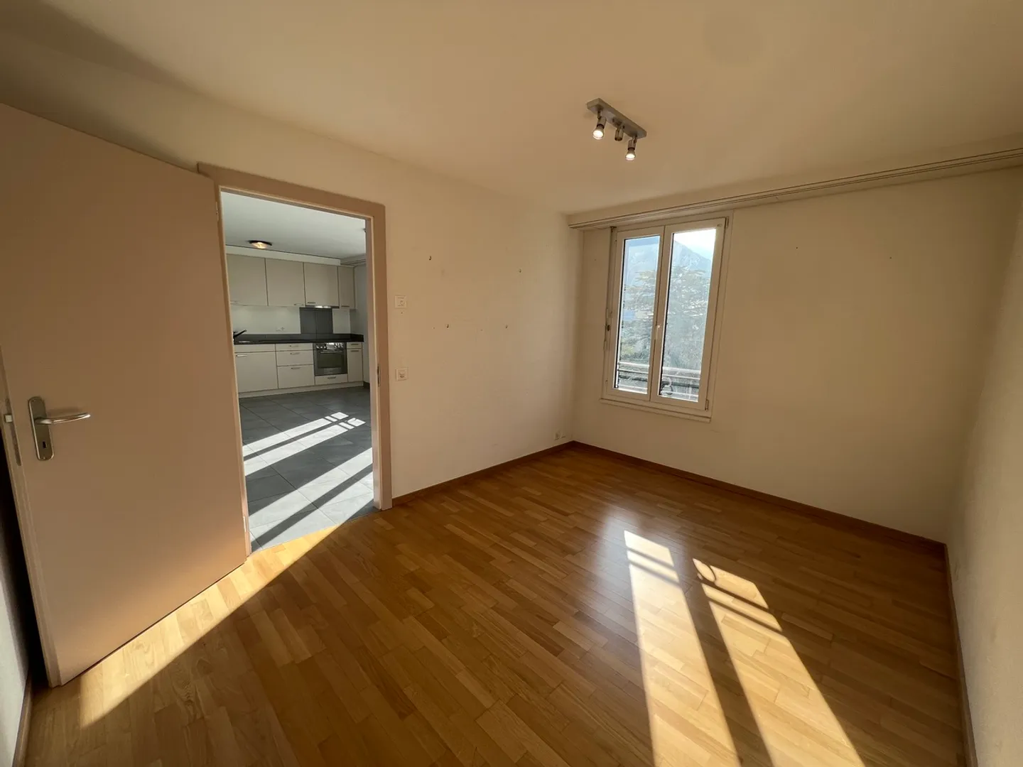 NICE 2.5-ROOM APARTMENT IN THE CENTER OF SIERRE - Photo 7 of 11