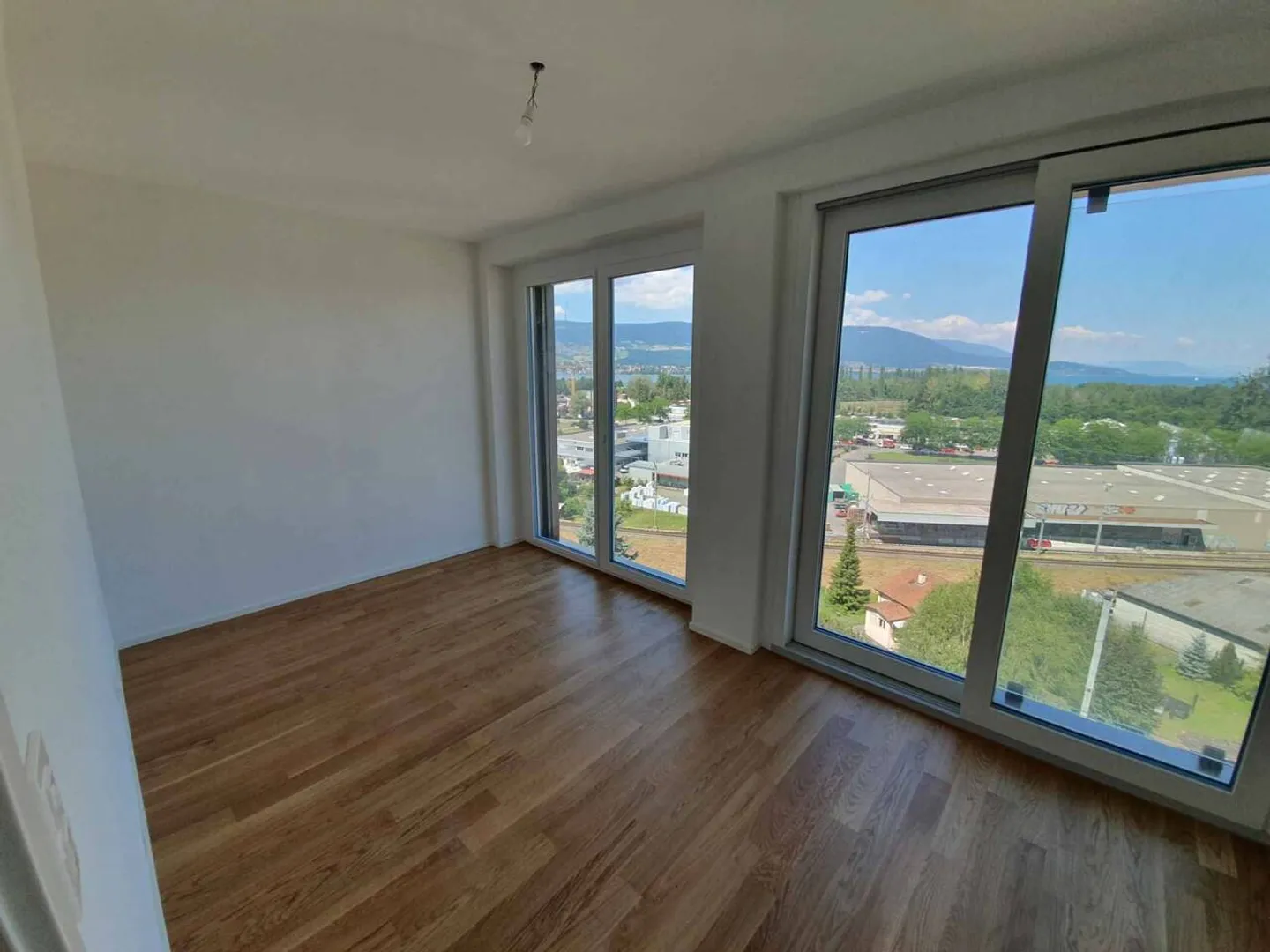 Very nice apartment on the 9th floor with a view of Lake Neuchâtel and the Jura - Photo 8 of 10