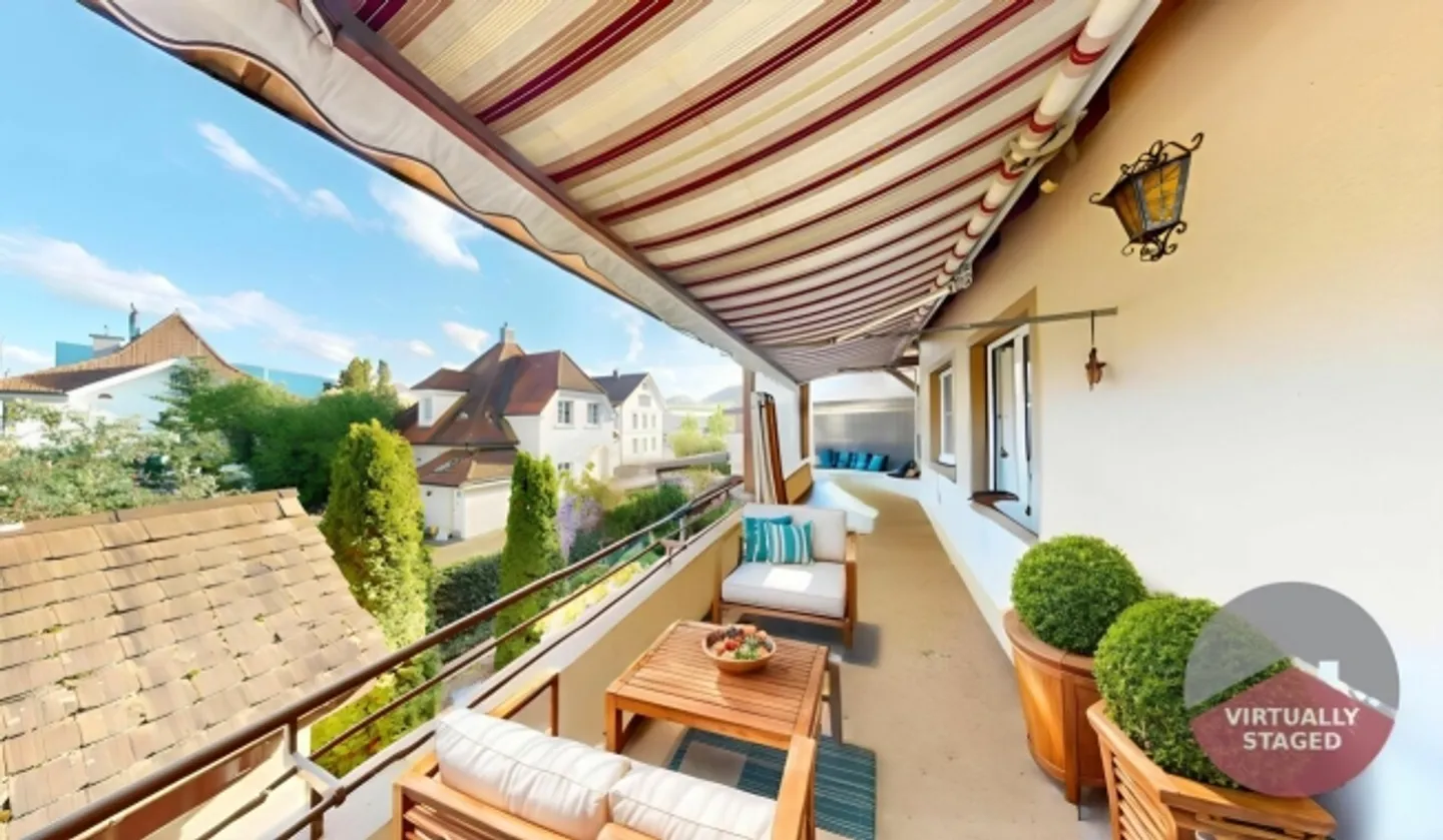 Spazio commerciale attraente con due appartamenti sopra - Foto 1 di 10