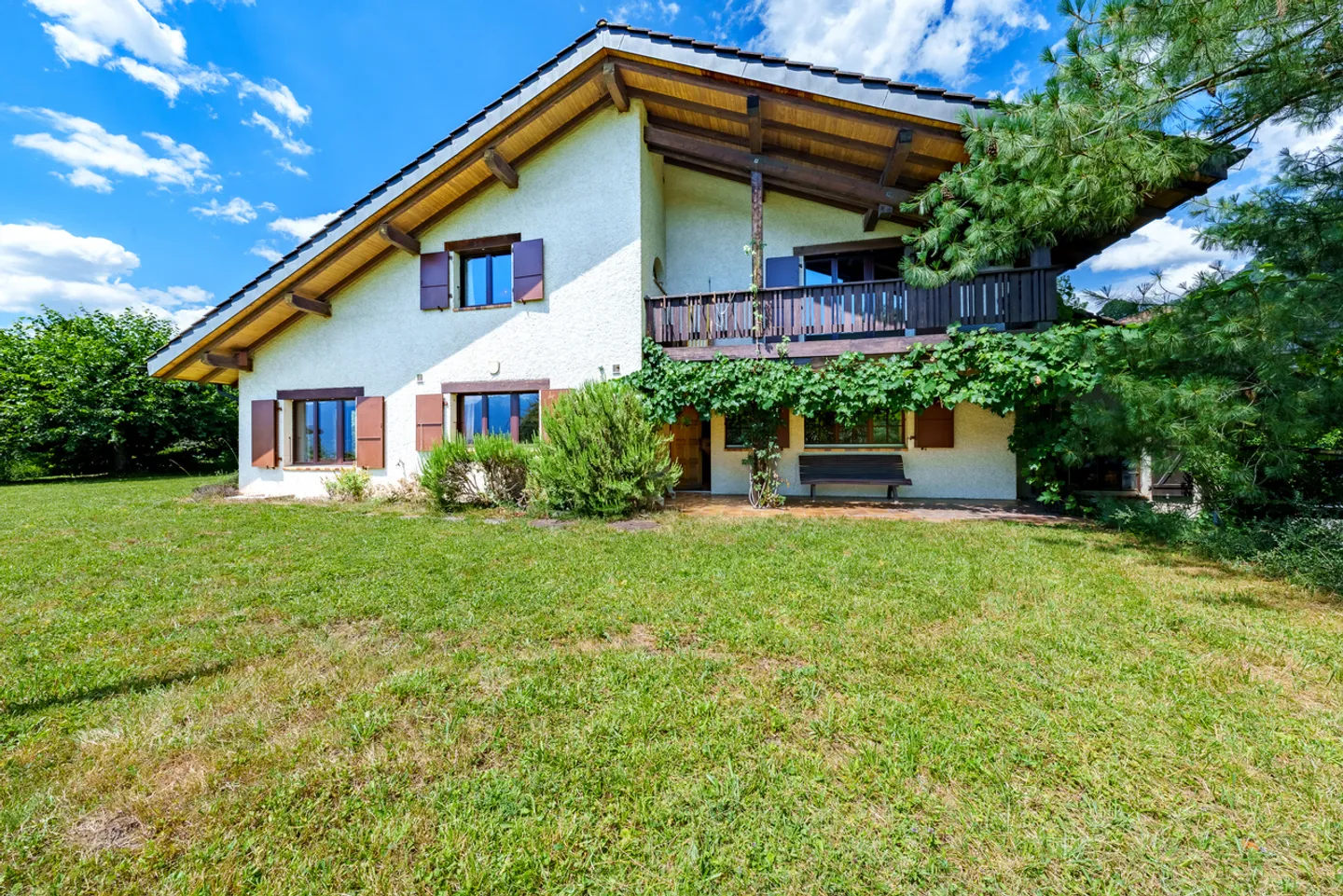 Detached house on large plot with a view of the lake - Photo 1 of 13