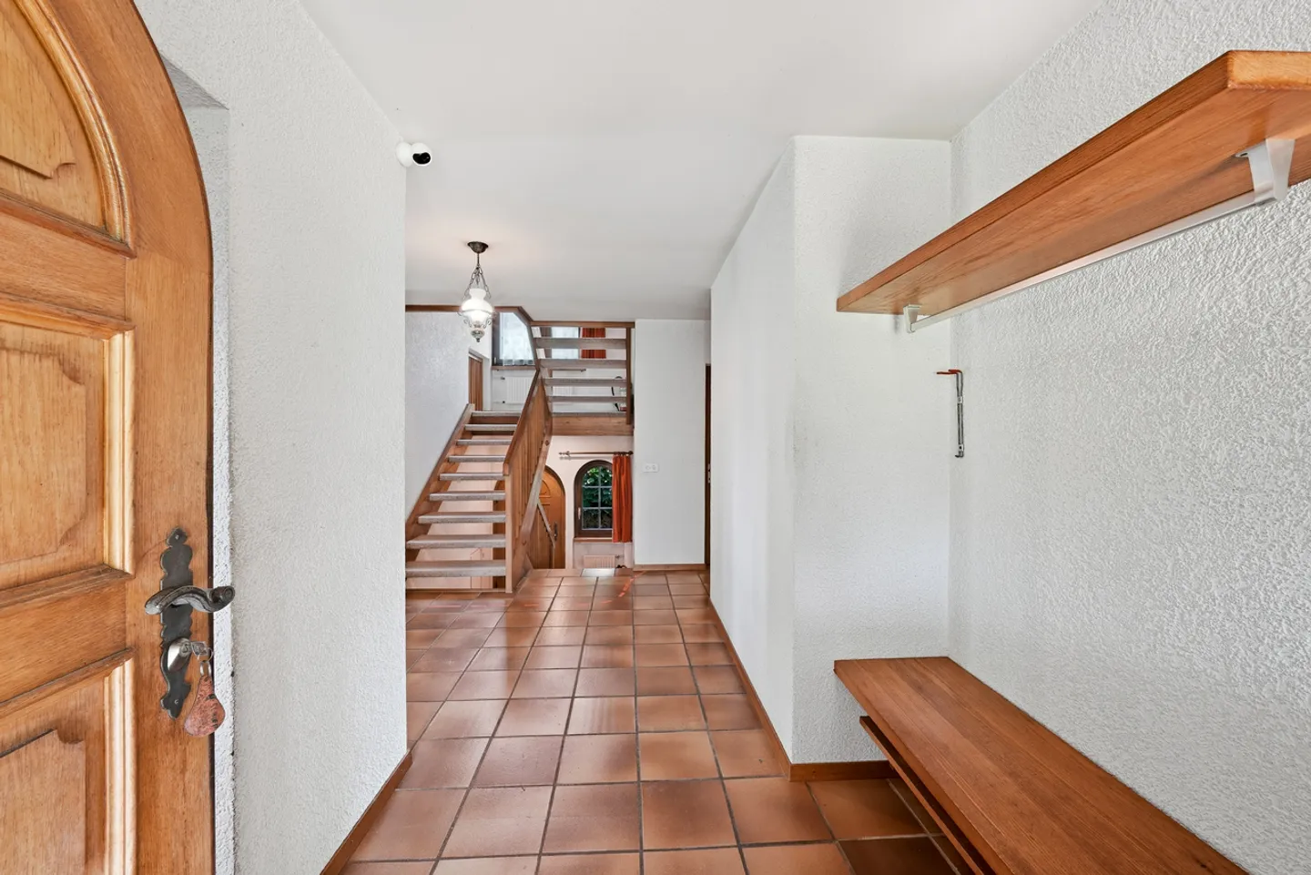 Detached house on large plot with a view of the lake - Photo 3 of 13