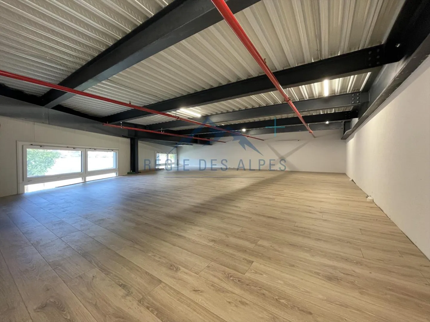 Office and warehouse in a new building in an industrial zone - Photo 3 of 8