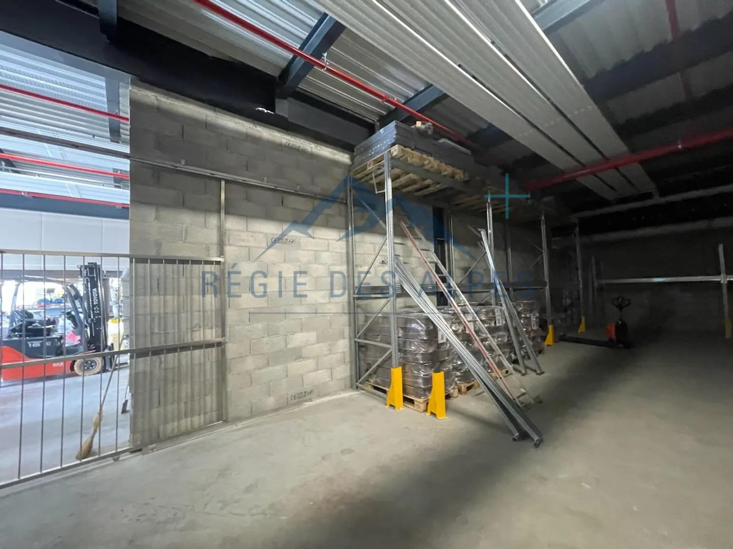 Office and warehouse in a new building in an industrial zone - Photo 5 of 8