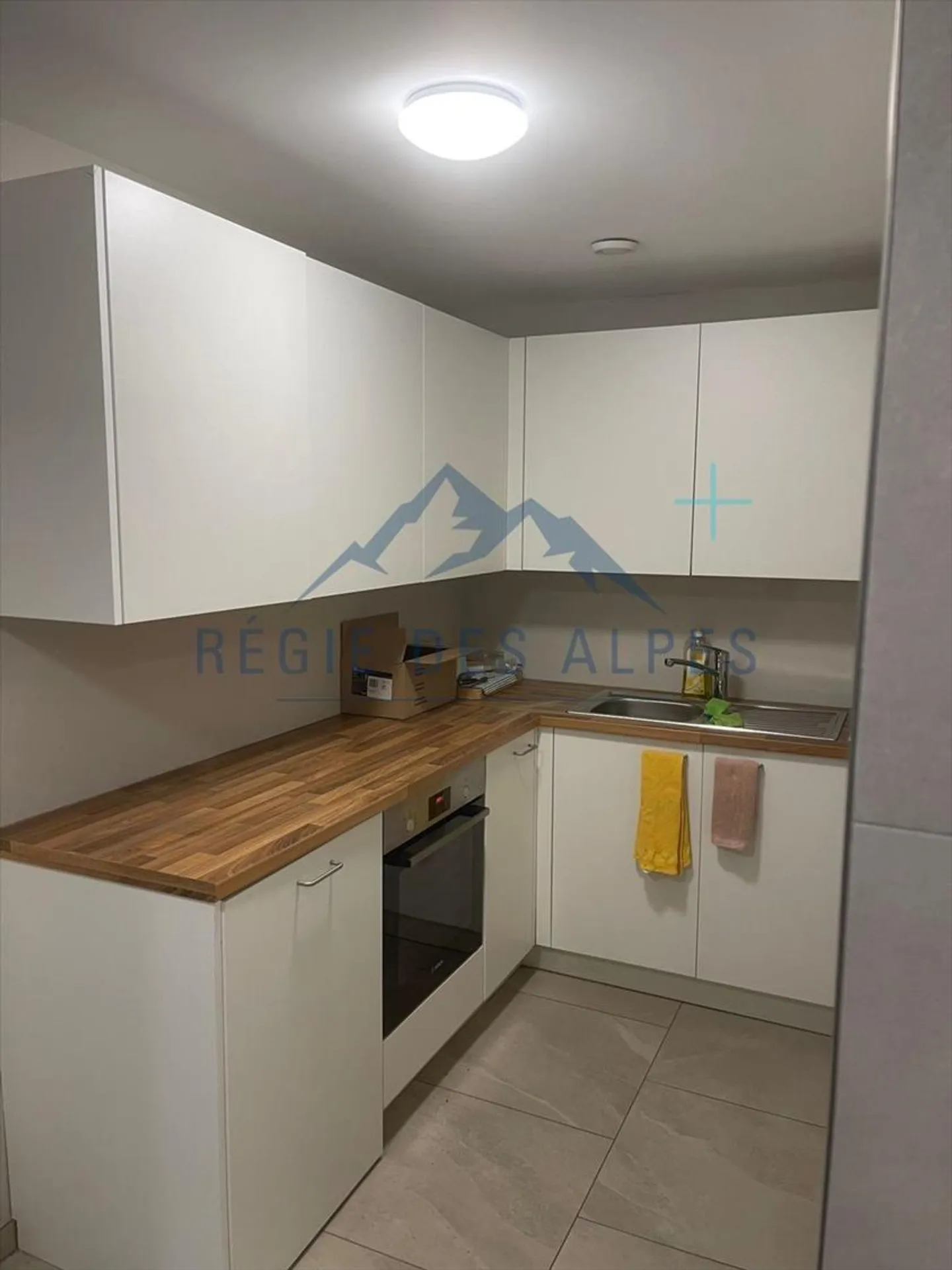 Office and warehouse in a new building in an industrial zone - Photo 7 of 8