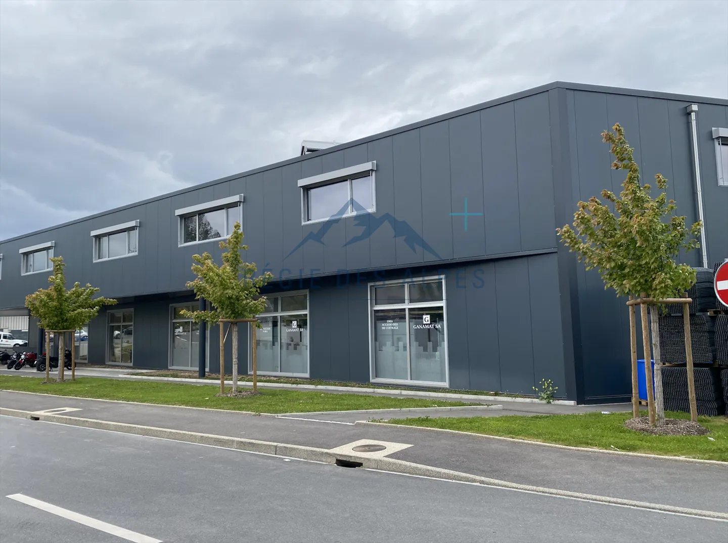 Office and warehouse in a new building in an industrial zone - Photo 1 of 8