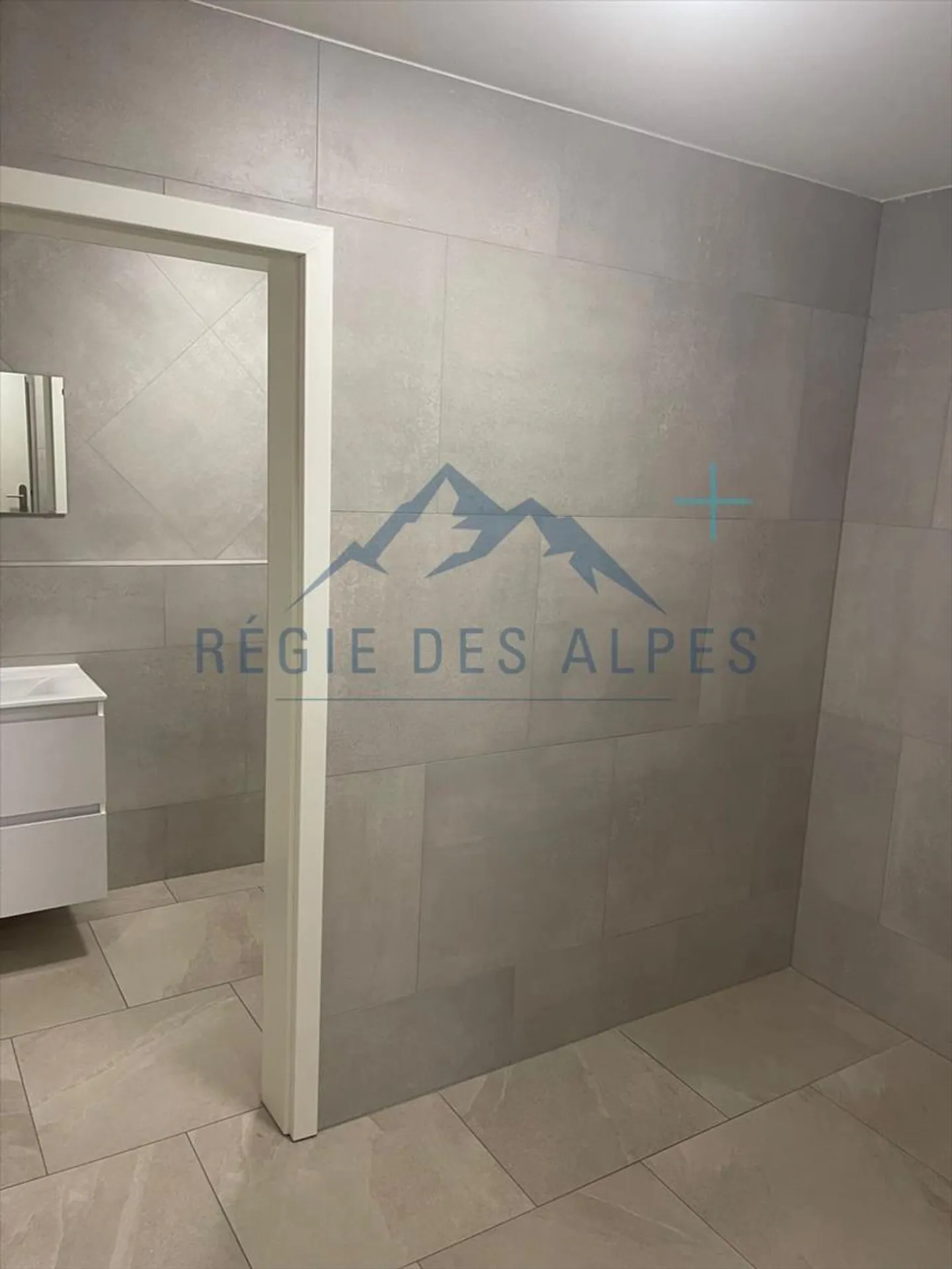 Office and warehouse in a new building in an industrial zone - Photo 8 of 8