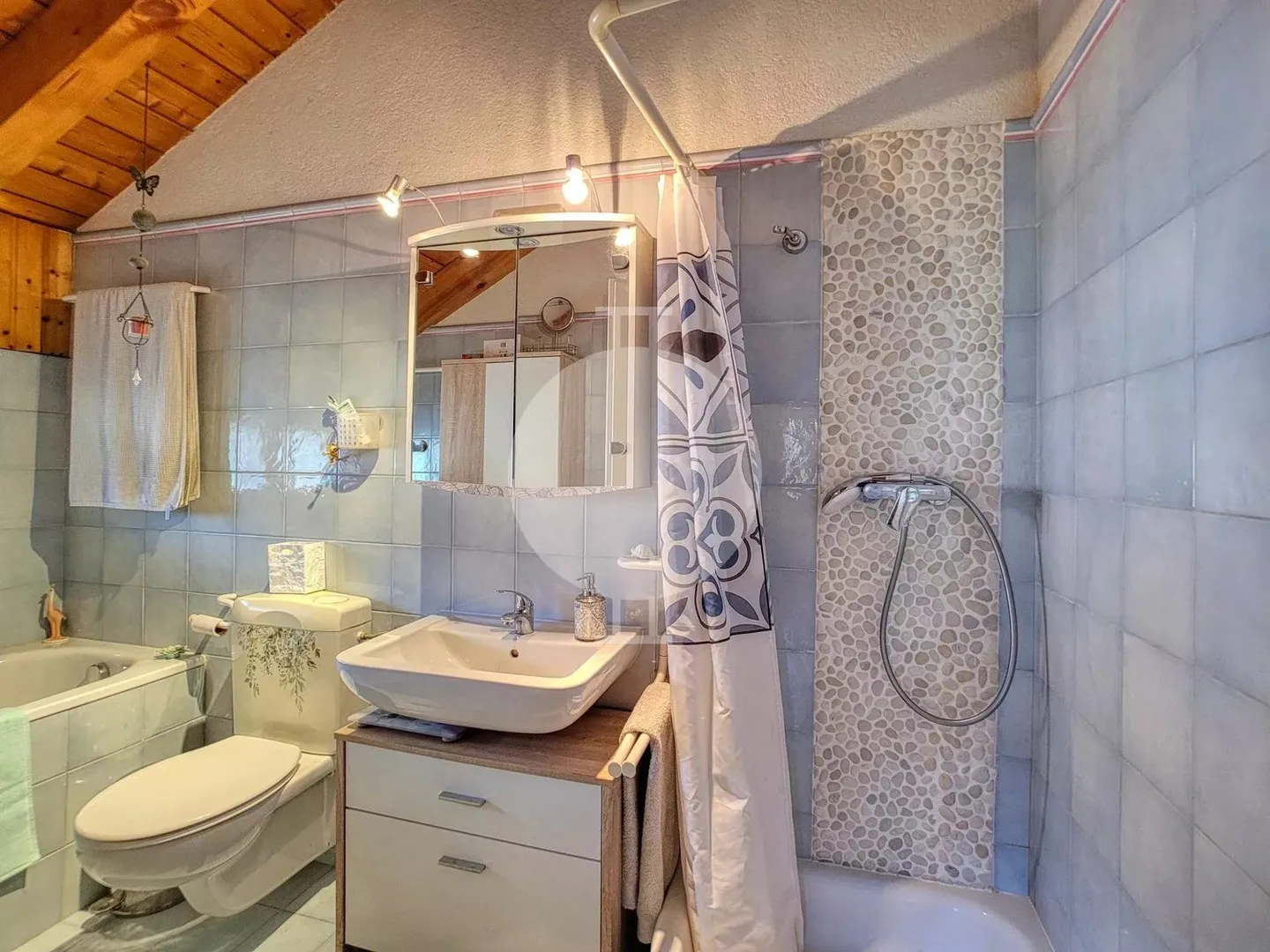 Magnificent, bright attic with large terrace and panoramic view of the Rhône valley, including parking space - Photo 13 of 13