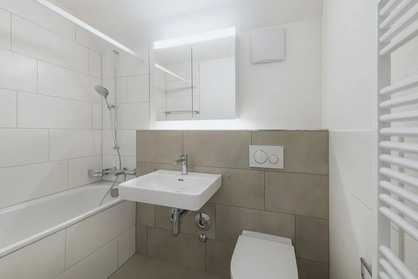 Freshly renovated 3-room apartment with balcony and washing tower - Photo 2 of 8