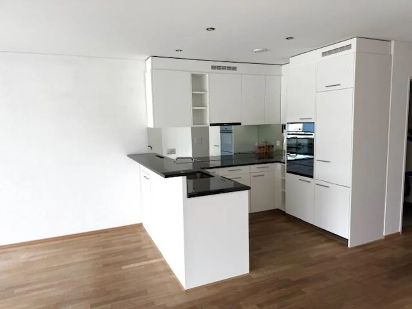 Moderno appartamento di 4,5 stanze con 2 balconi a Wohlen - Foto 3 di 9
