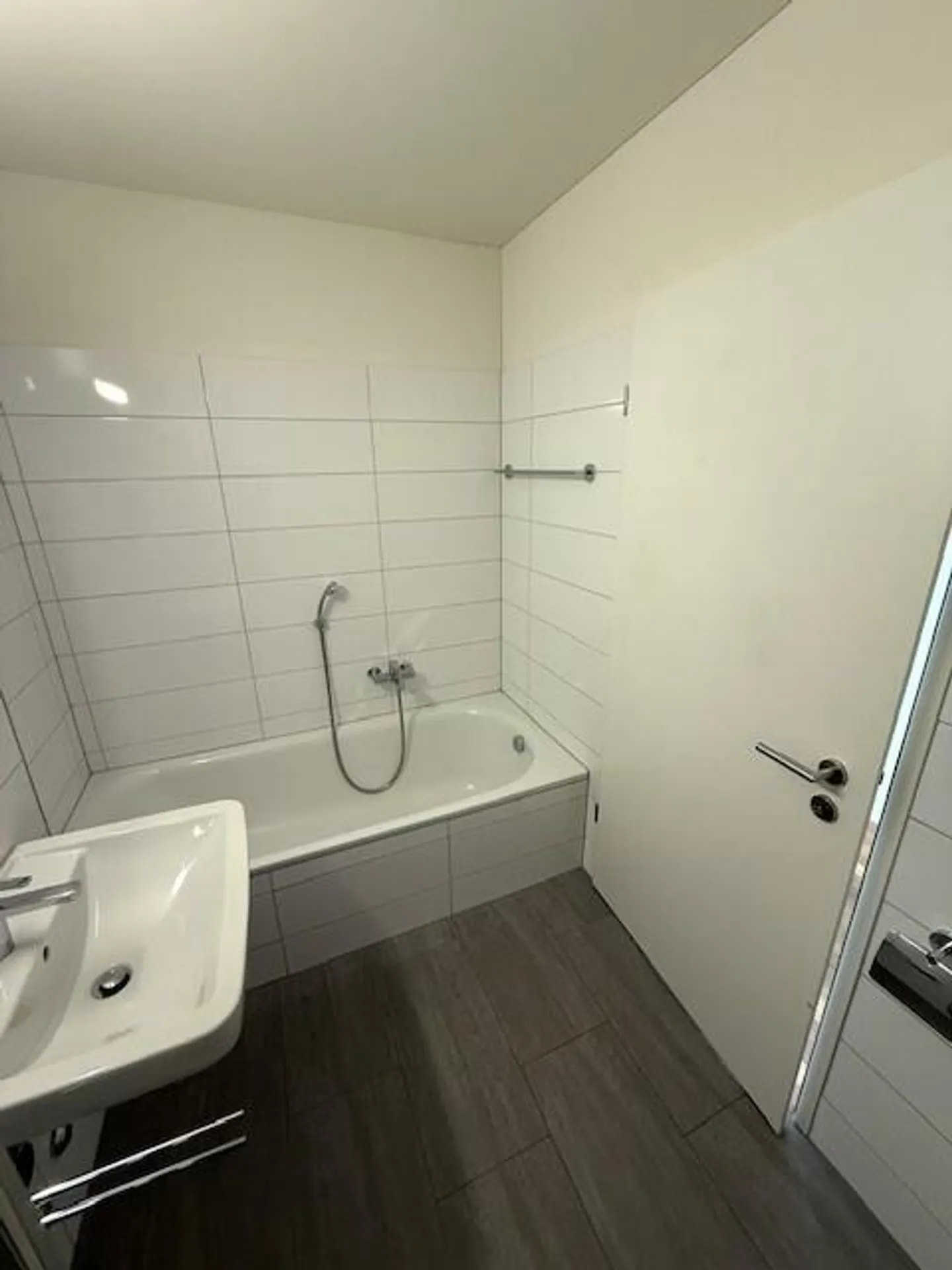Moderno appartamento di 4,5 stanze con 2 balconi a Wohlen - Foto 7 di 9