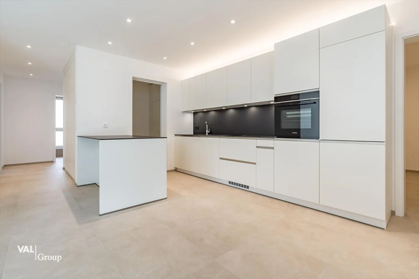 Spacious 2.5 Room Apartment with Generous Garden Area - Photo 3 of 12