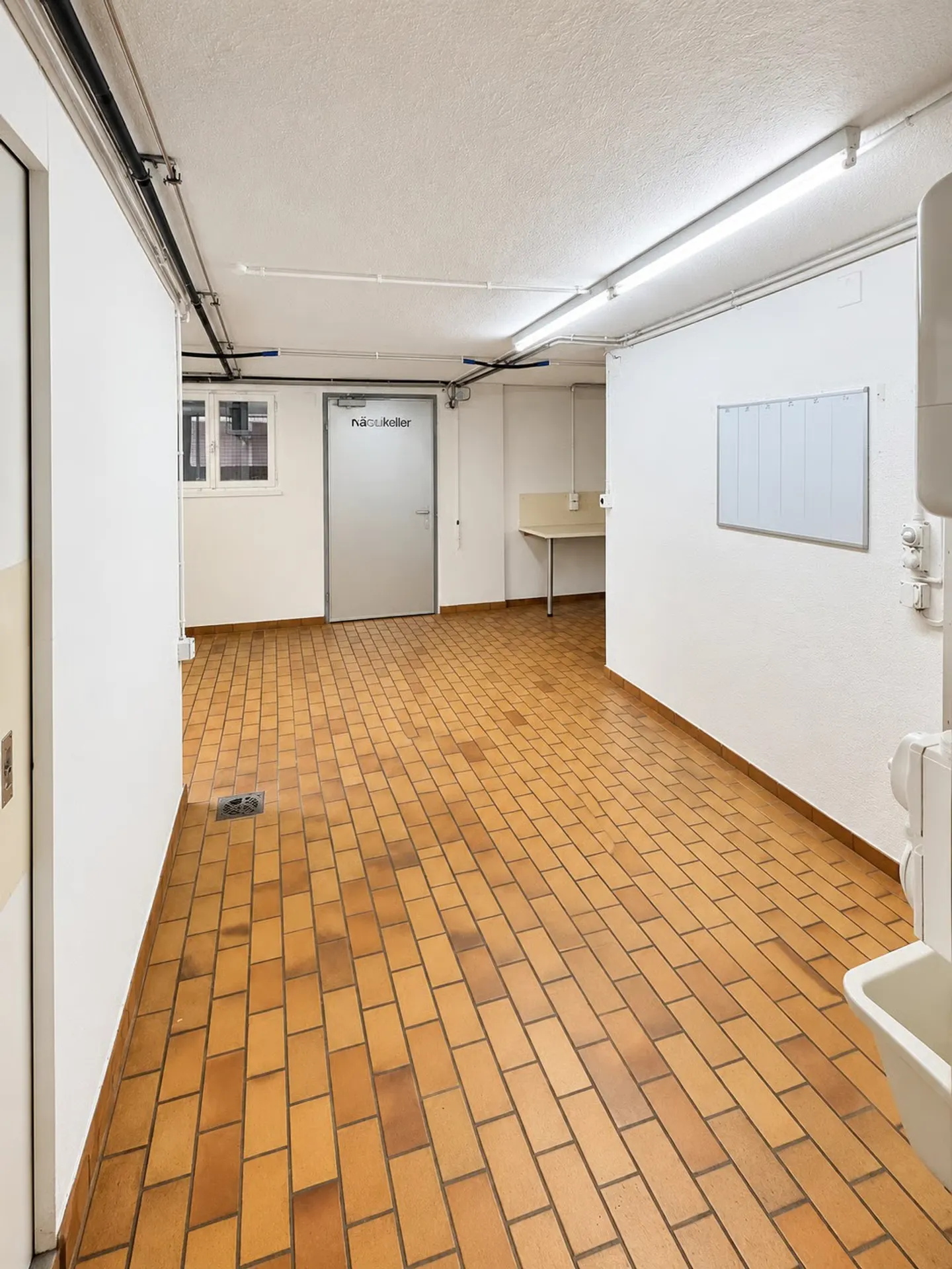 Spazio commerciale affascinante con tradizione e potenziale a Oberrieden - Foto 7 di 13
