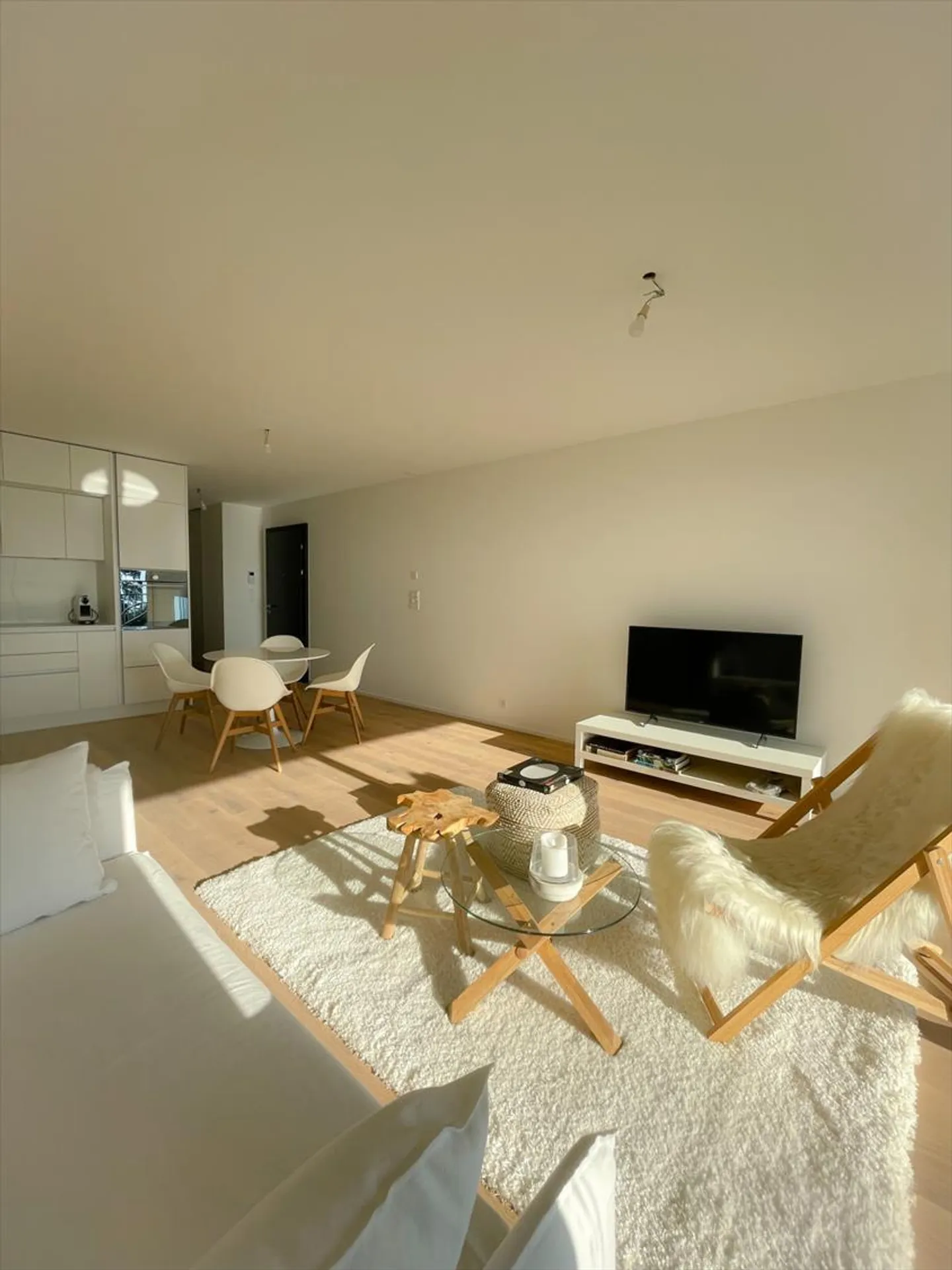 GERÄUMIGES 3.5-ZIMMER-WOHNUNG MIT ATEMBERAUBENDER AUSSICHT! - Foto 2 von 5