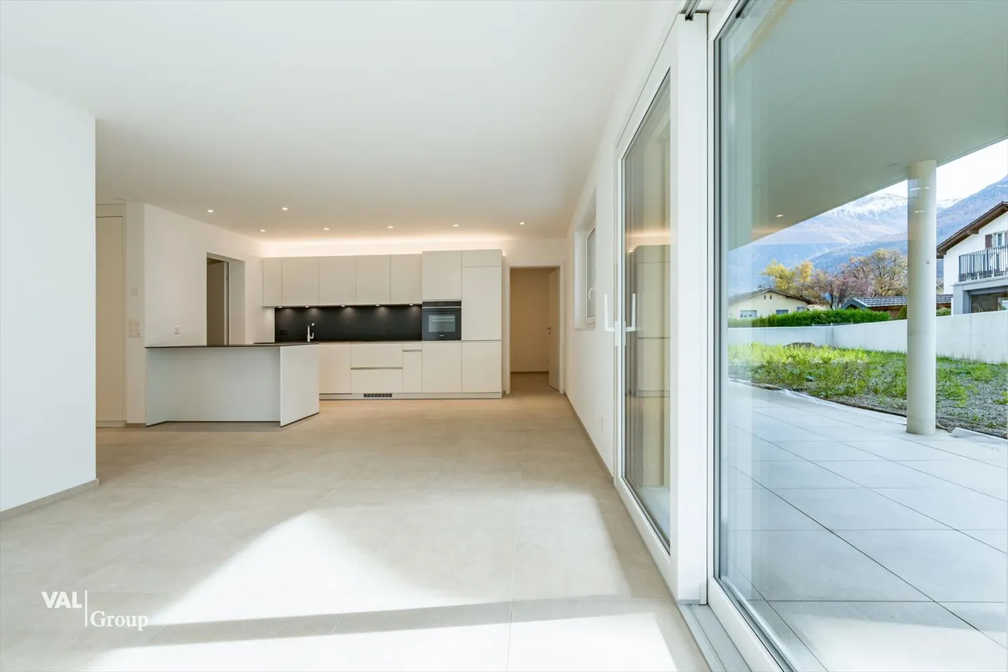 Spacious 2.5 Room Apartment with Generous Garden Area - Photo 4 of 12