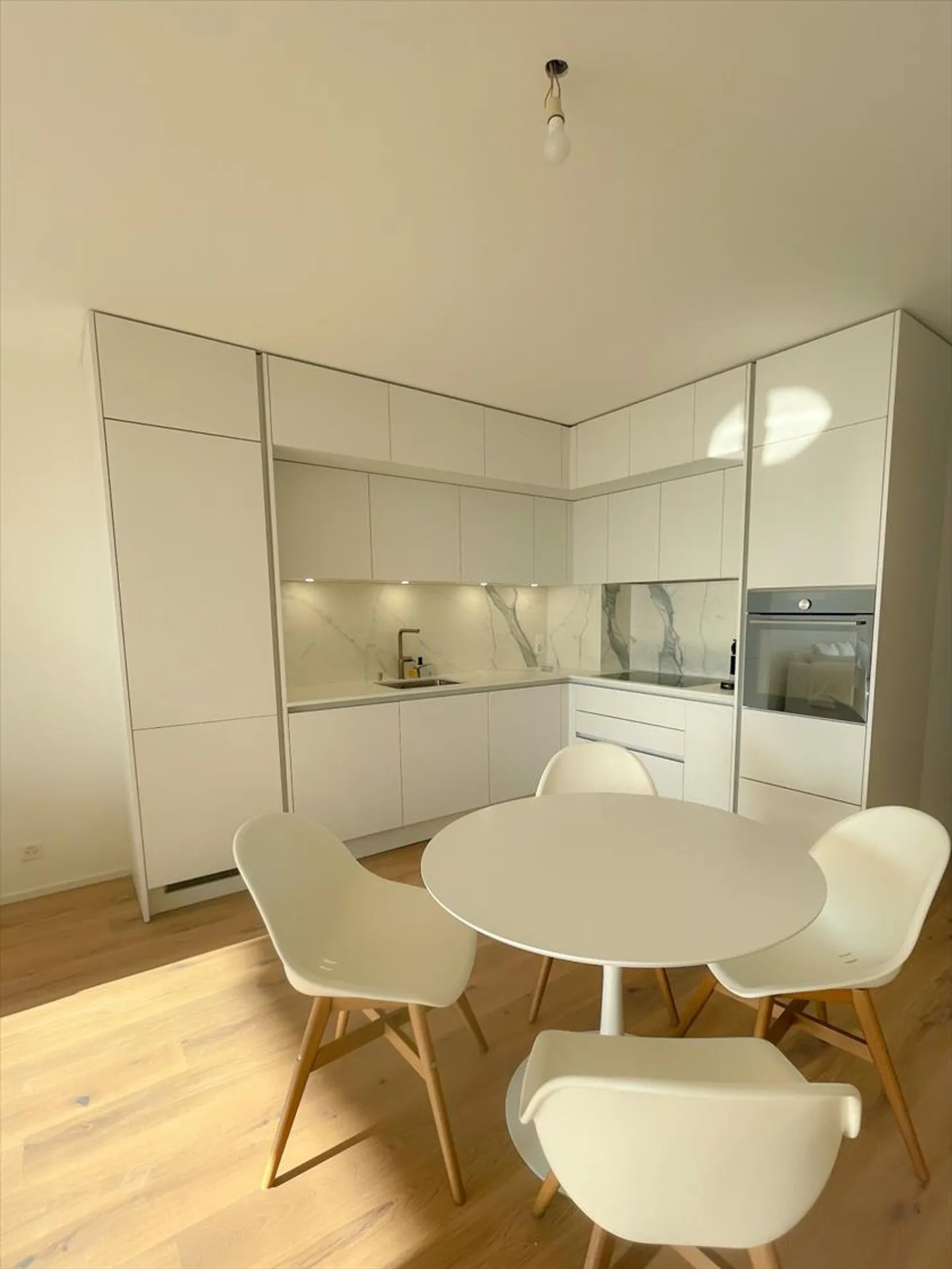 GERÄUMIGES 3.5-ZIMMER-WOHNUNG MIT ATEMBERAUBENDER AUSSICHT! - Foto 3 von 5