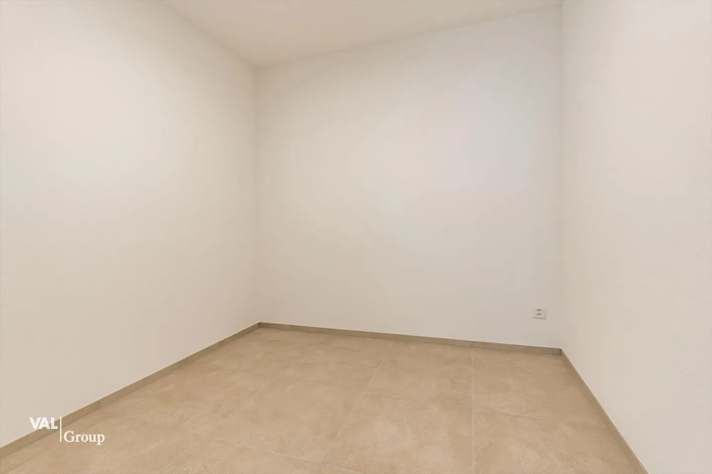Spacious 2.5 Room Apartment with Generous Garden Area - Photo 9 of 12