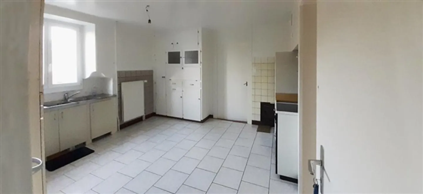 Make an offer for this building with 4 apartments, studio, with a small single-family house, 2 garages - Photo 8 of 13