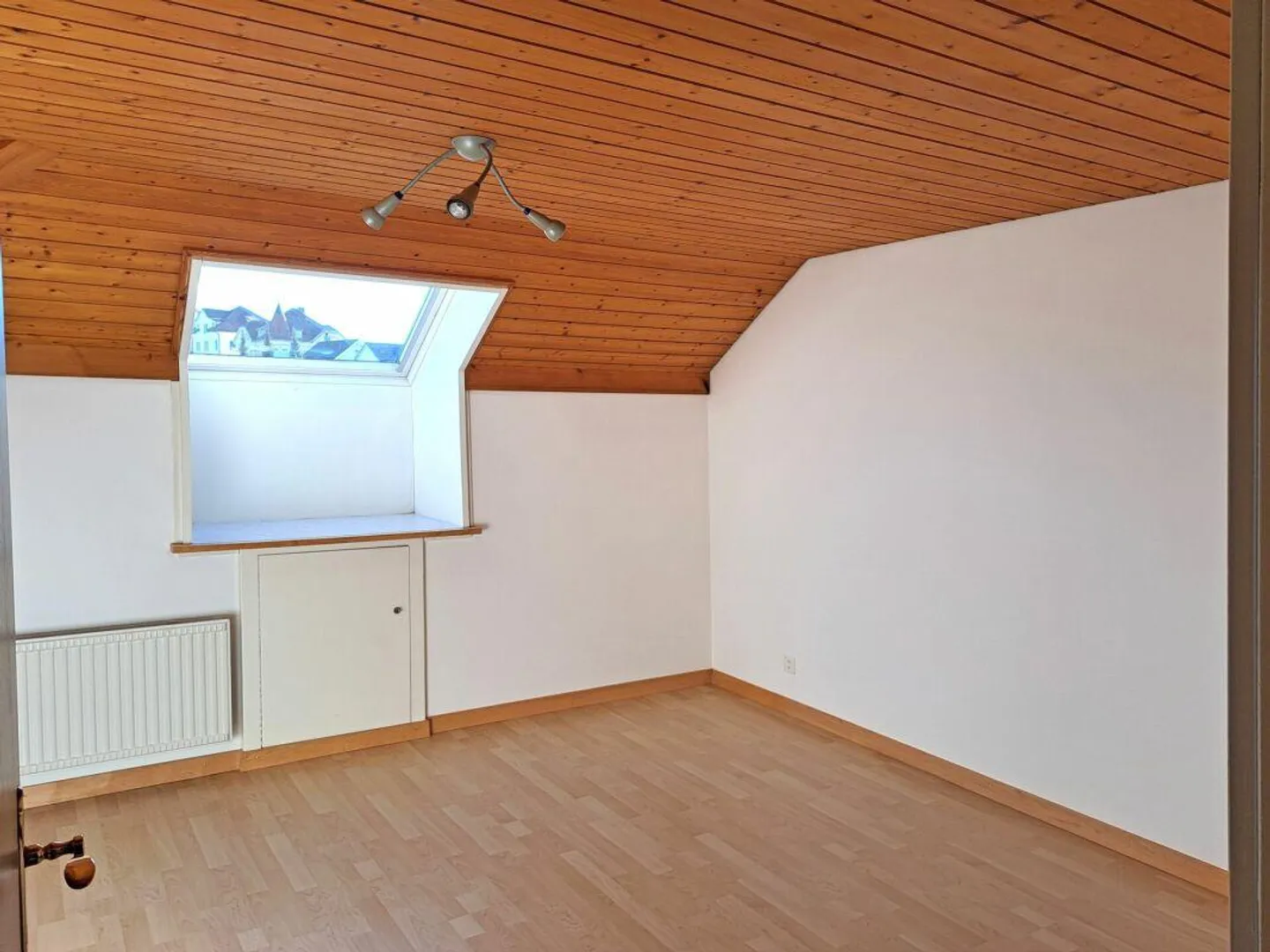 Appartement confortable de 2,5 pièces dans un emplacement central - Photo 2 sur 5