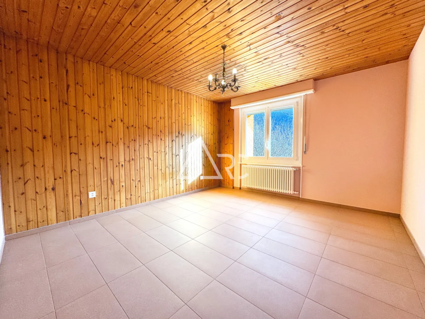 SUPERB 4.5 ZIMMER PENTHOUSE RENOVIERT MIT BALKON UND AUSSICHT IN MARTIGNY - Foto 4 von 6