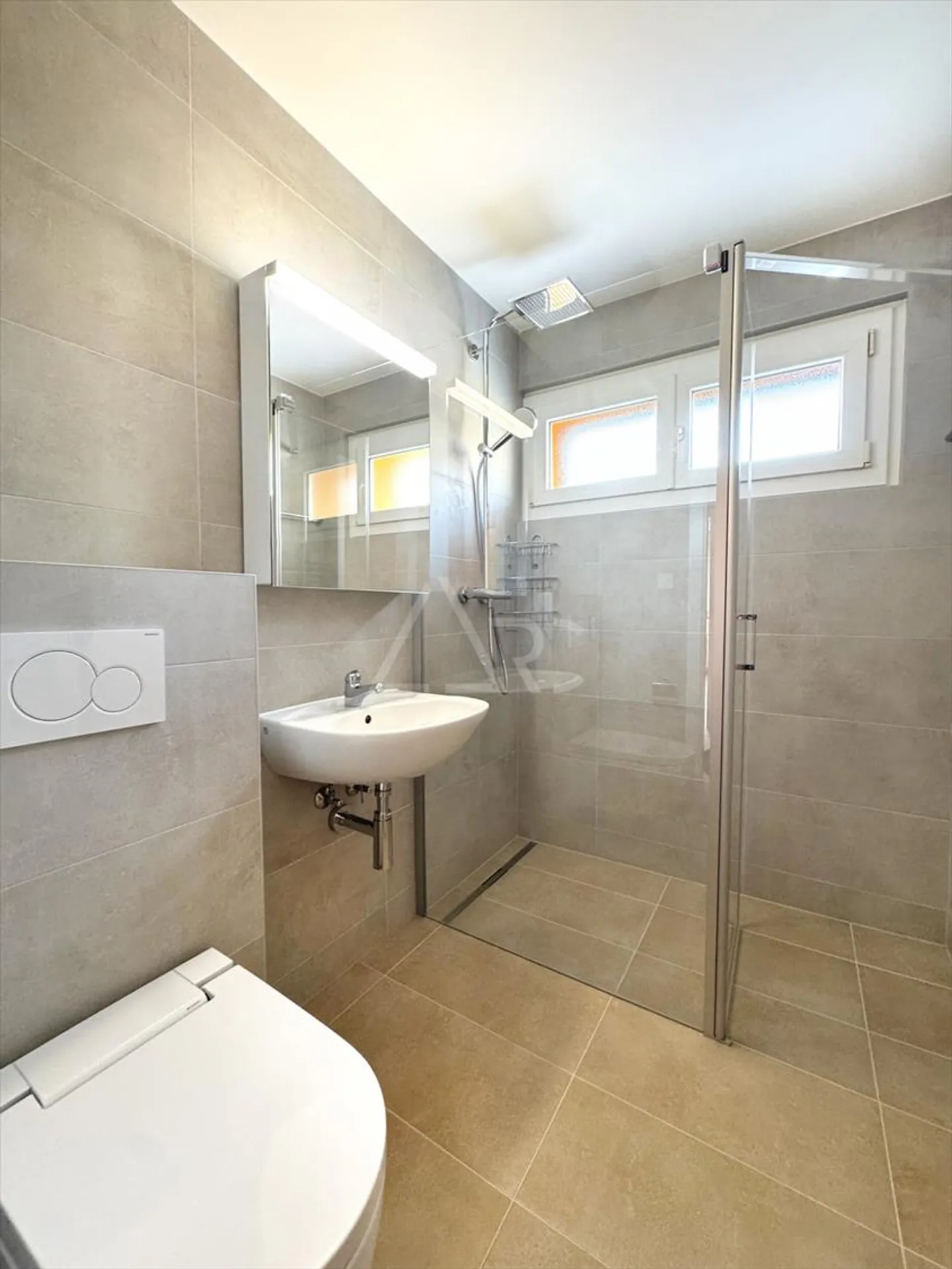 SUPERB 4.5 ZIMMER PENTHOUSE RENOVIERT MIT BALKON UND AUSSICHT IN MARTIGNY - Foto 5 von 6