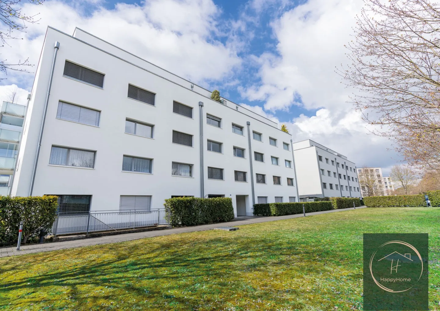 Central and sunny 3-room condominium on the 1st floor with 39m2 balcony - Photo 3 of 16