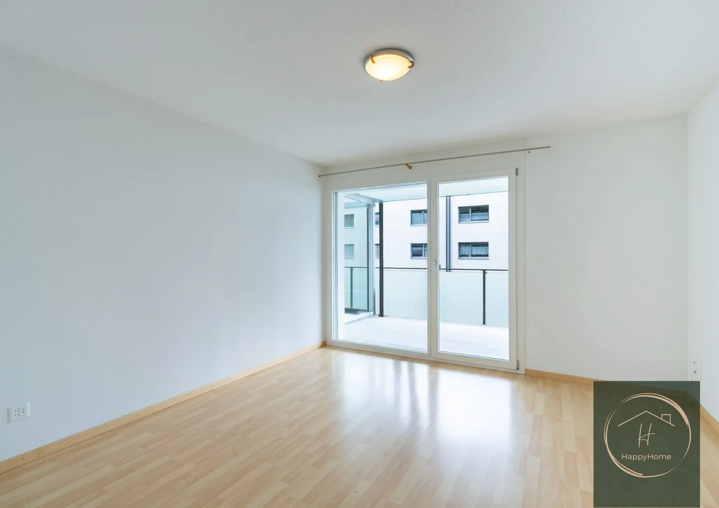 Central and sunny 3-room condominium on the 1st floor with 39m2 balcony - Photo 9 of 16