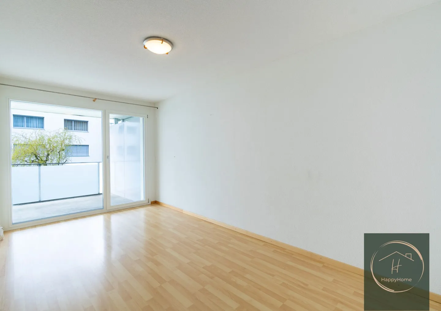Central and sunny 3-room condominium on the 1st floor with 39m2 balcony - Photo 10 of 16