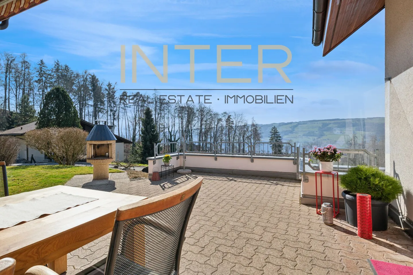 Ampia casa unifamiliare con vista da sogno - Foto 3 di 21