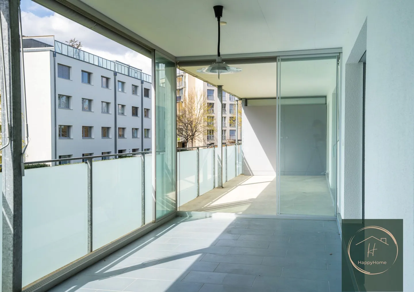 Central and sunny 3-room condominium on the 1st floor with 39m2 balcony - Photo 5 of 16