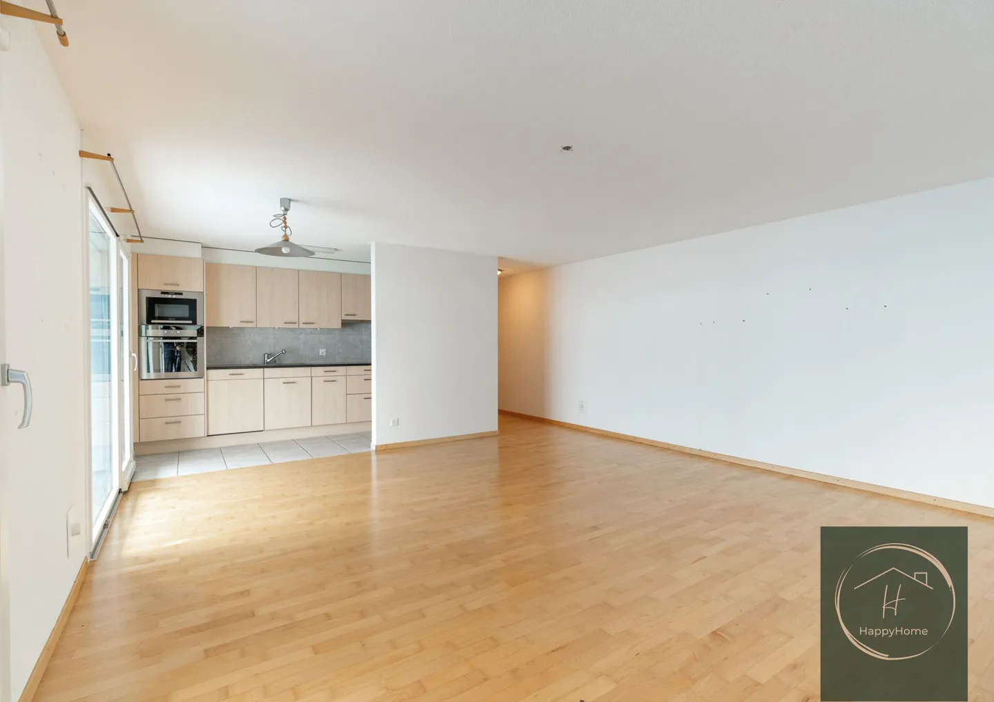 Central and sunny 3-room condominium on the 1st floor with 39m2 balcony - Photo 7 of 16