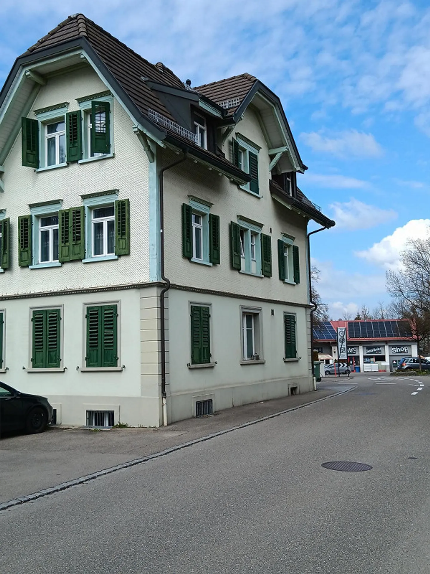 For sale well-maintained 2-family house in the middle of Flawil - Photo 2 of 3