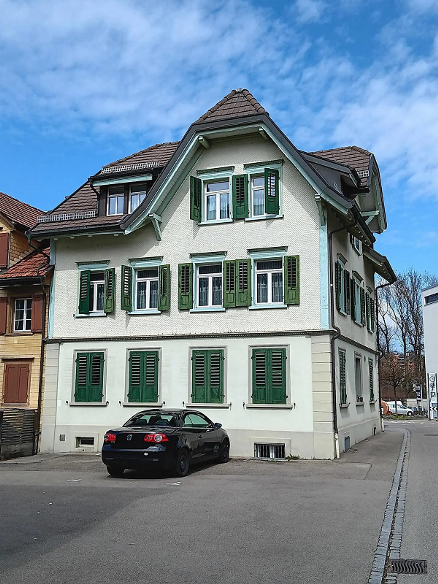 For sale well-maintained 2-family house in the middle of Flawil - Photo 3 of 3