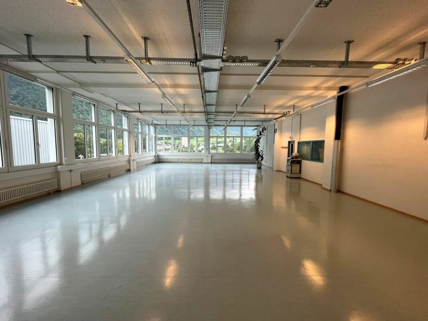 Spazi commerciali e per uffici attraenti in affitto in una posizione centrale - Foto 1 di 4