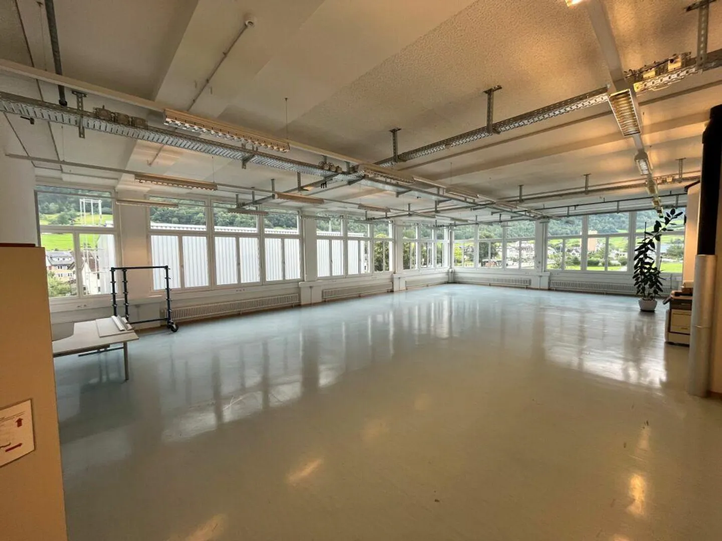 Spazi commerciali e per uffici attraenti in affitto in una posizione centrale - Foto 2 di 4
