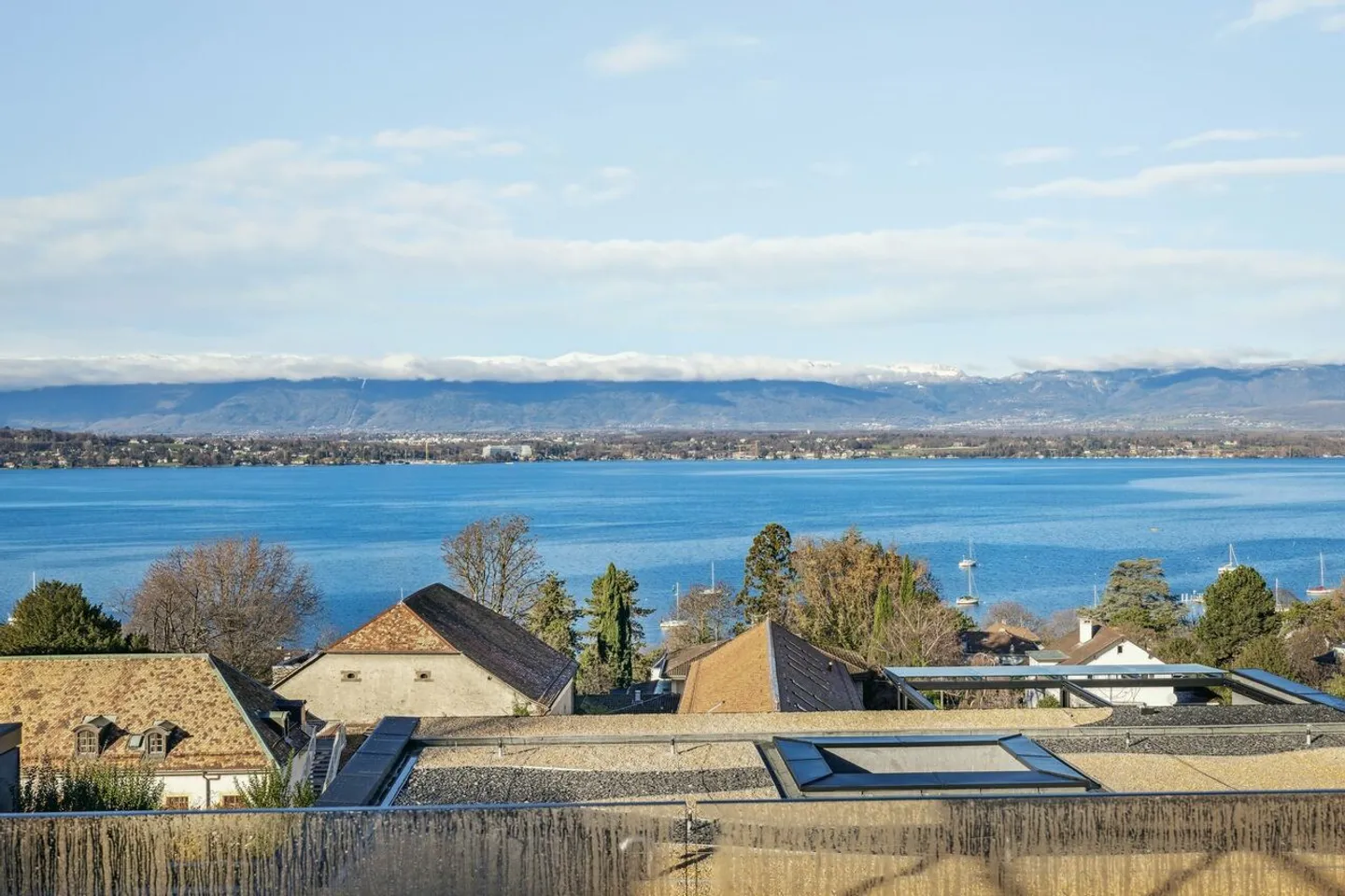 Luxury villa with panoramic lake view - Photo 3 of 13