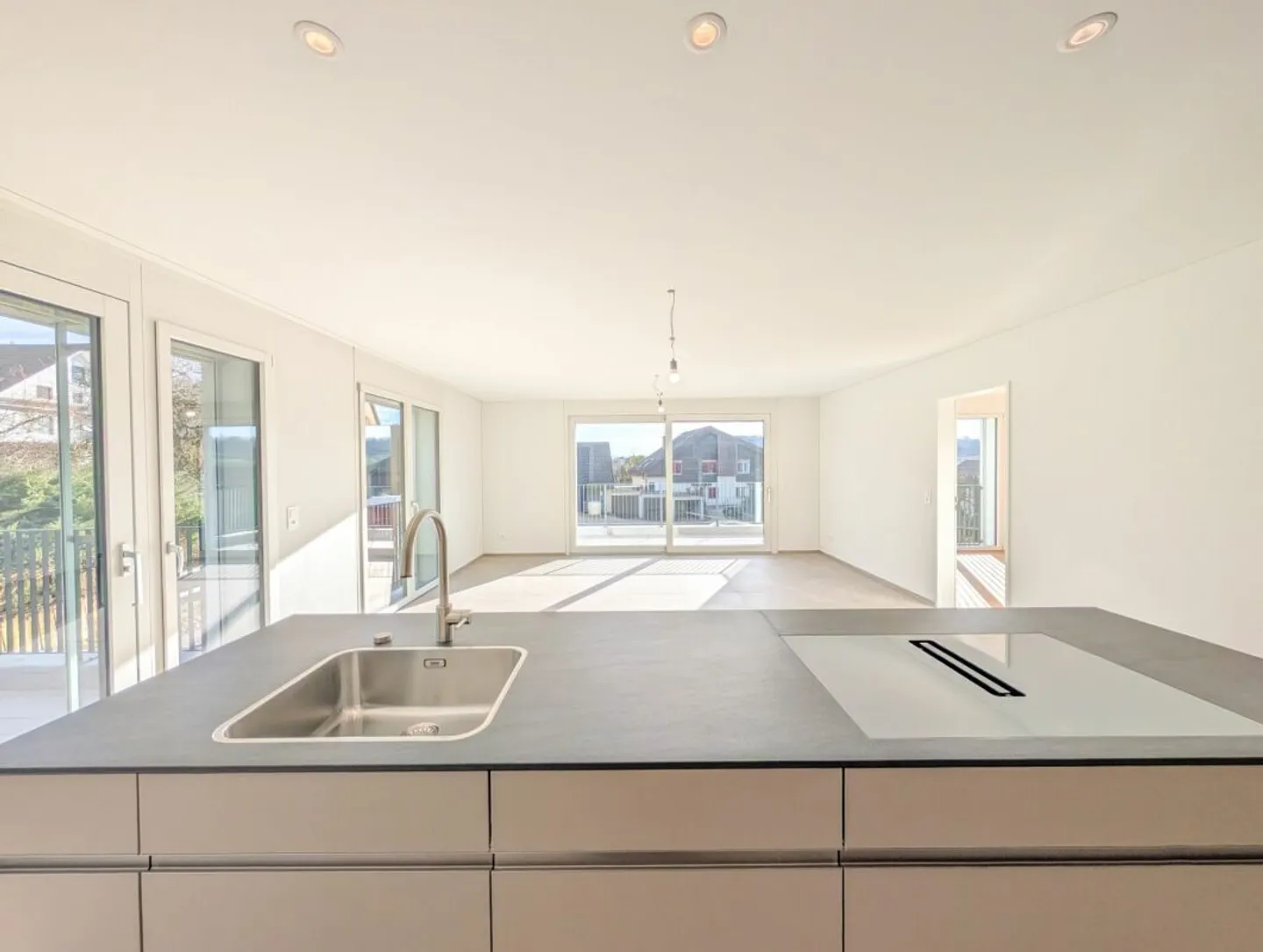 Appartamento di 4,5 stanze al piano superiore con due balconi - Foto 2 di 16