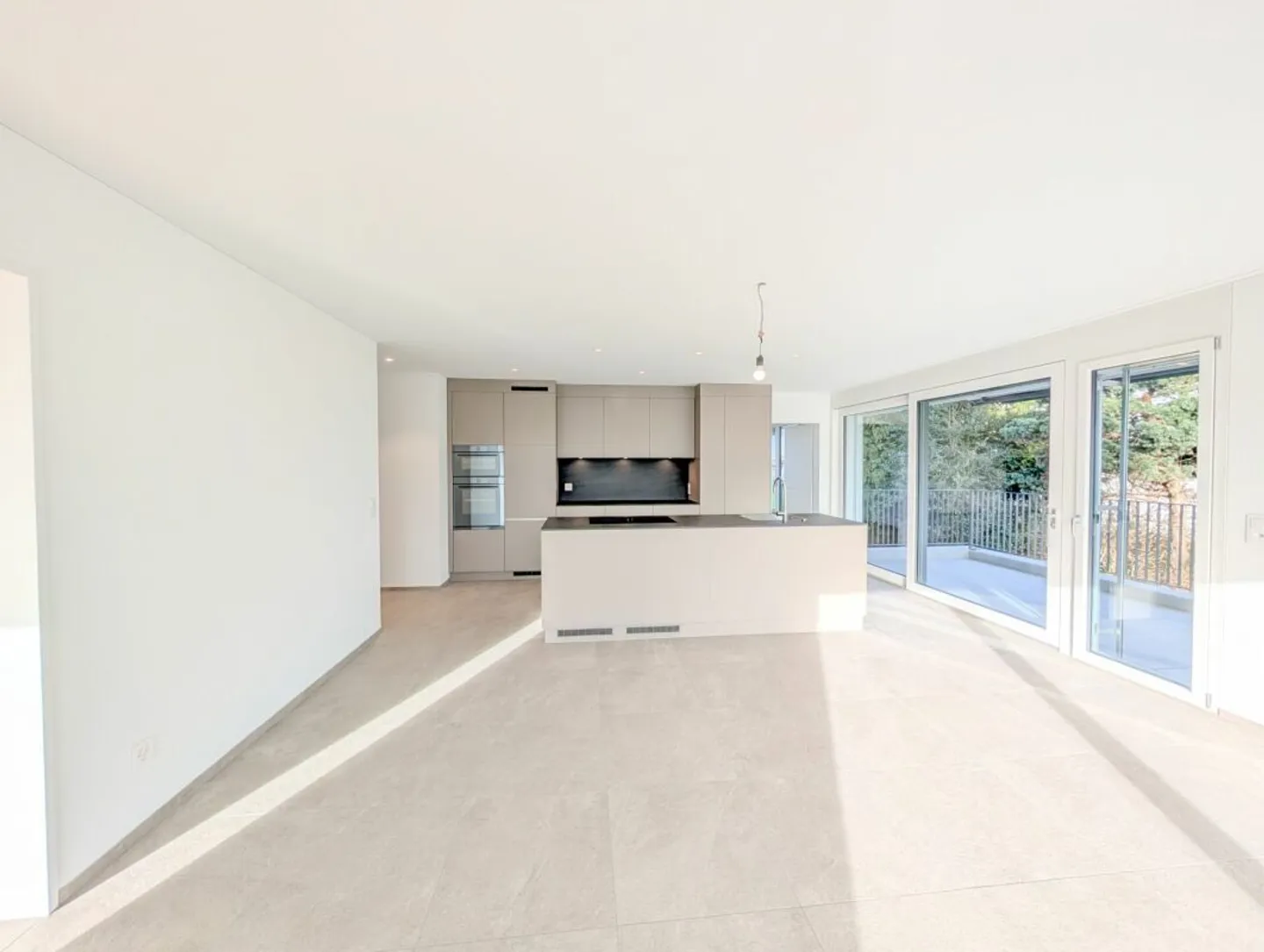 Appartamento di 4,5 stanze al piano superiore con due balconi - Foto 3 di 16