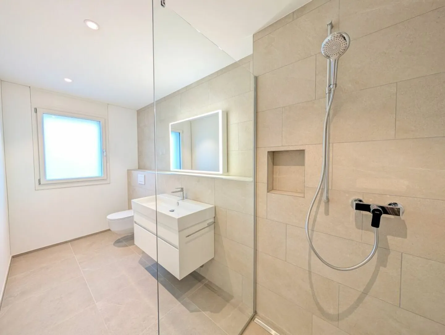 Appartamento di 4,5 stanze al piano superiore con due balconi - Foto 9 di 16