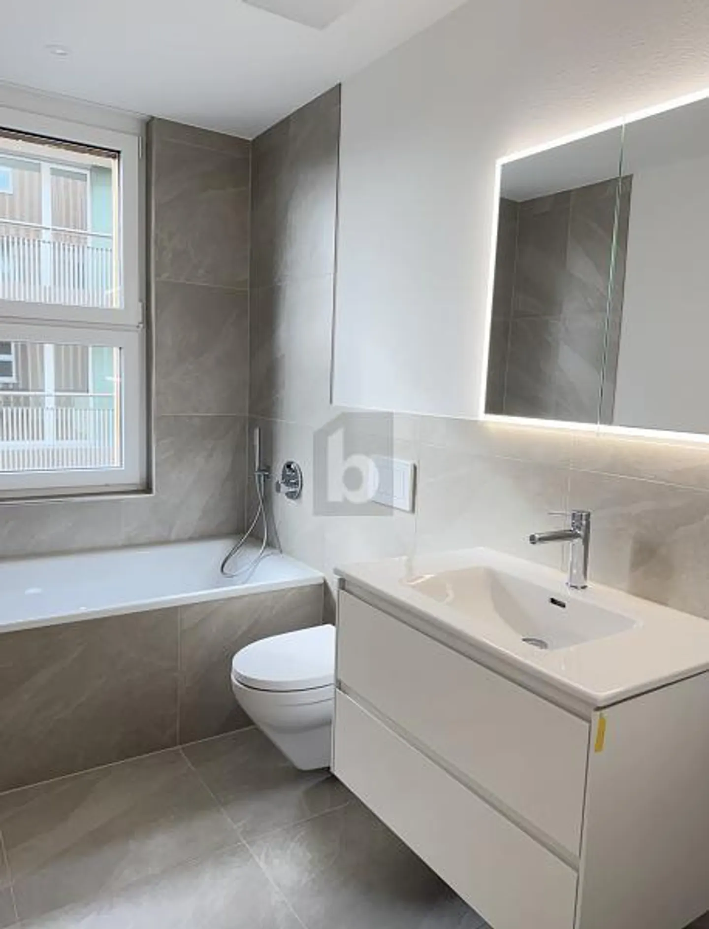 FIRST OCCUPANCY IN OWNER STANDARD IN CENTRAL LOCATION - Photo 5 of 6