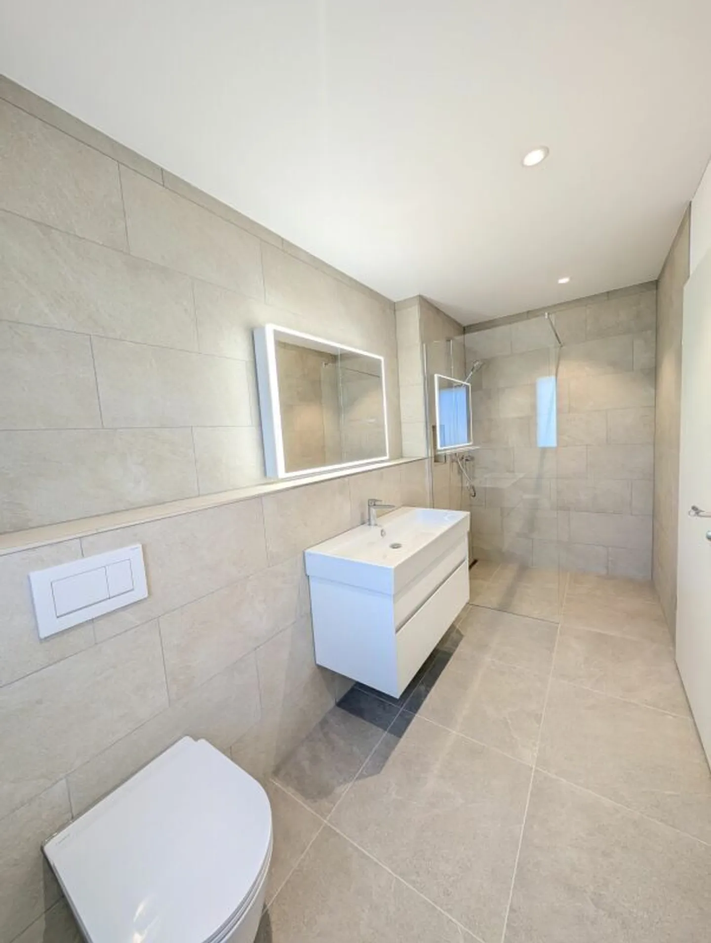 Appartamento di 4,5 stanze al piano superiore con due balconi - Foto 10 di 16